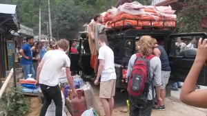 Ayuda de extranjeros y locales intenta aliviar la situación.
