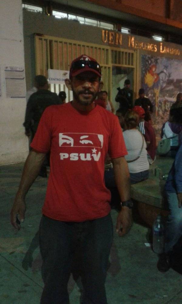 Hay presencia de ciudadanos con camisas proselitistas en U.E. Mercedes Limardo en Mamera