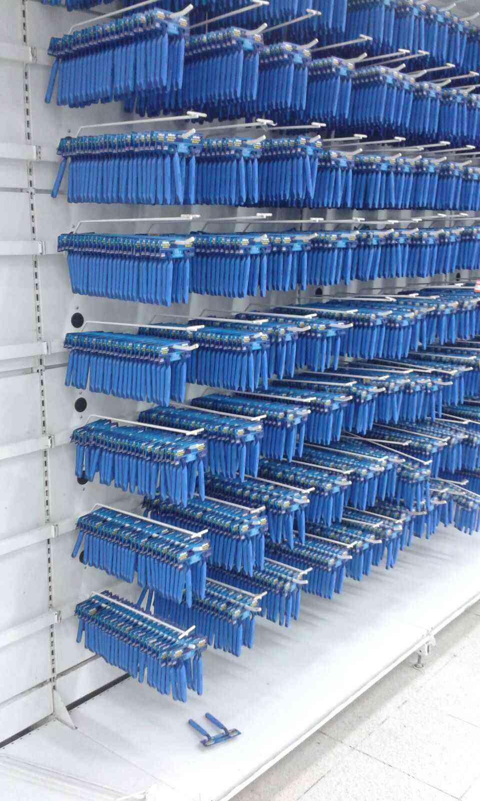 Afeitadoras era lo único que había disponible en la farmacia del Bicentenario de Plaza Venezuela. Un poco de toallas desmaquillantes y enjuagues bucales completaban el inventario.