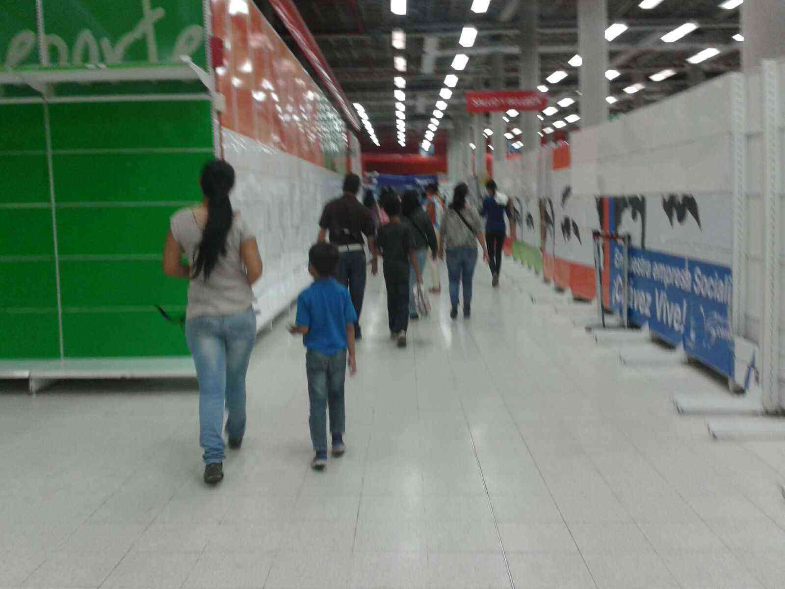 Unos ojos de Chávez decoran el supermercado repleto de color blanco por los estantes vacíos