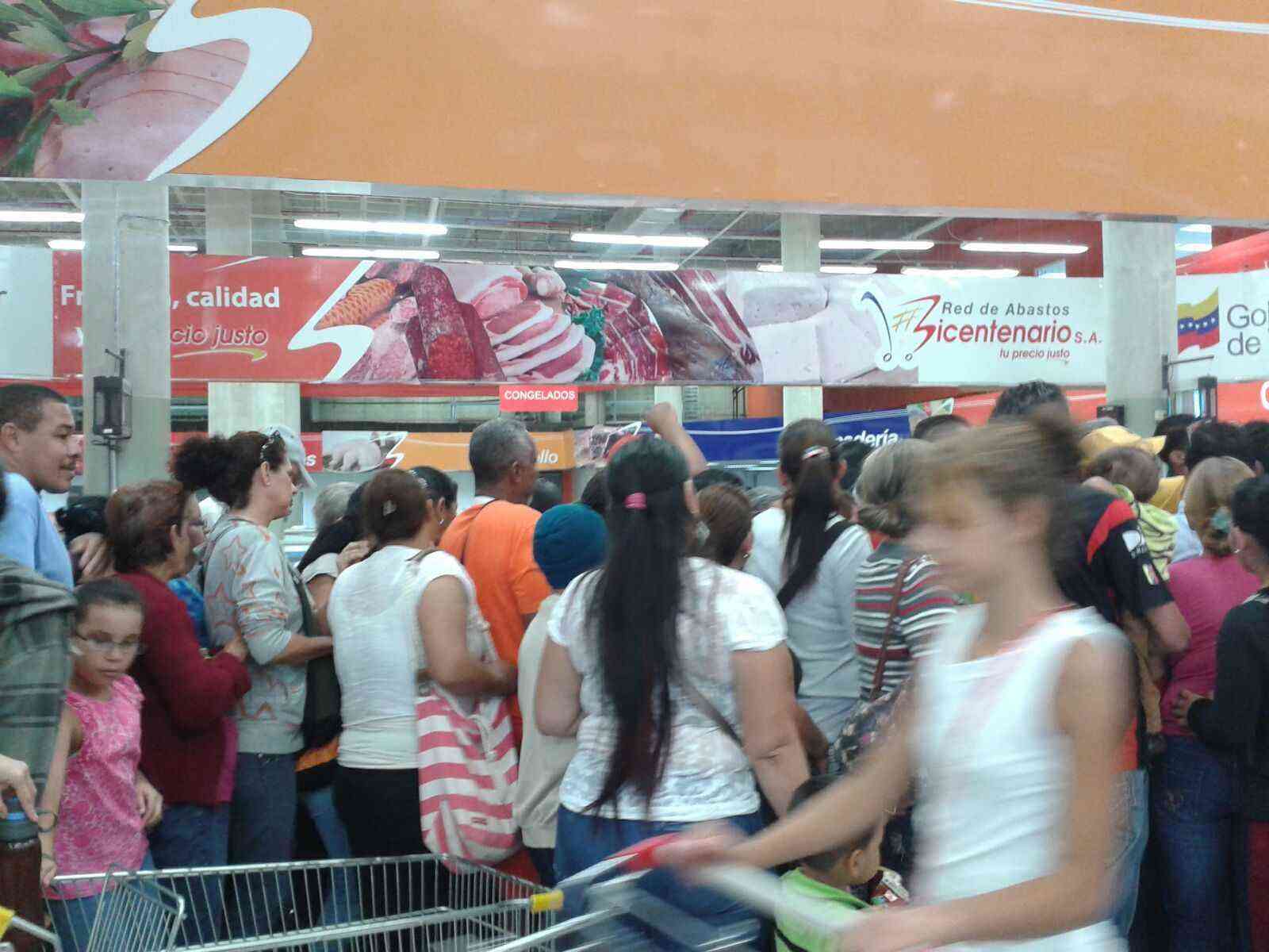 Un grupo de gente se aglomeró en la charcutería para comprar queso