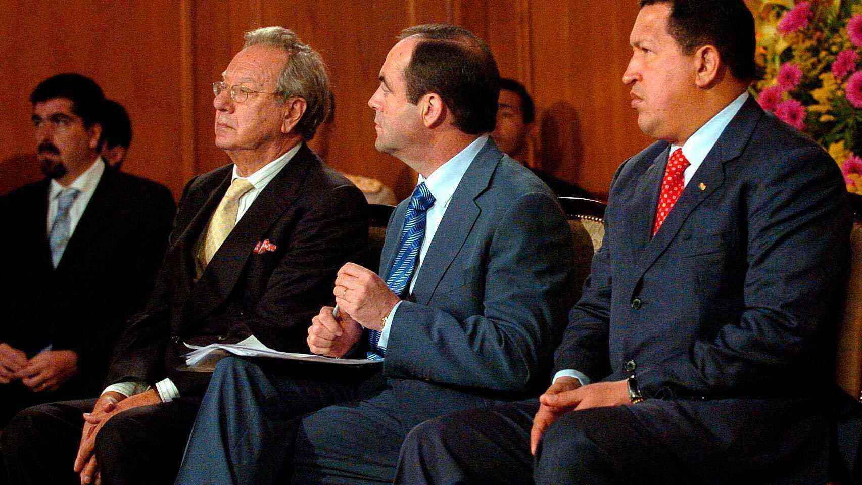 El exembajador de España en Venezuela, Raúl Morodo, junto a José Bono y Hugo Chávez.