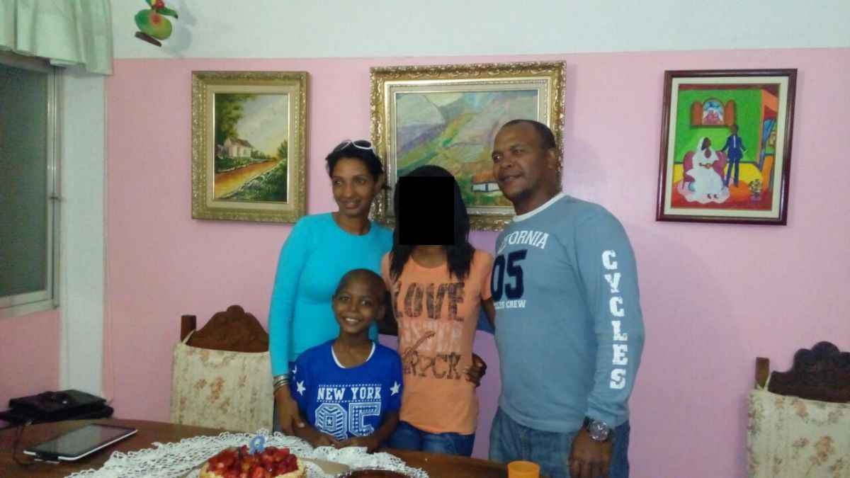 Oliver con su familia, en febrero de este año