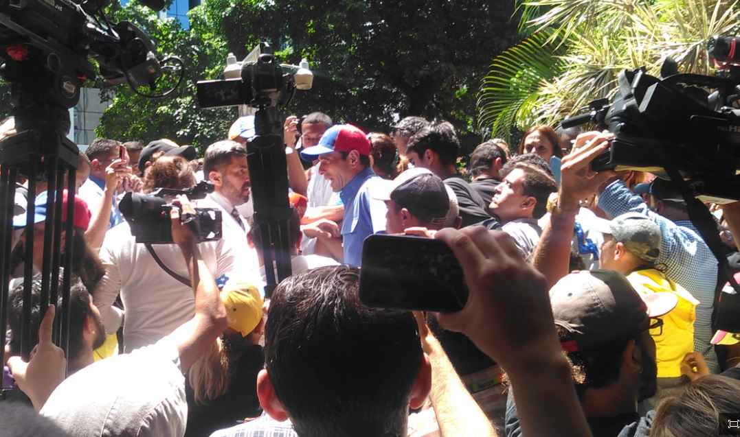 capriles consigno el documento