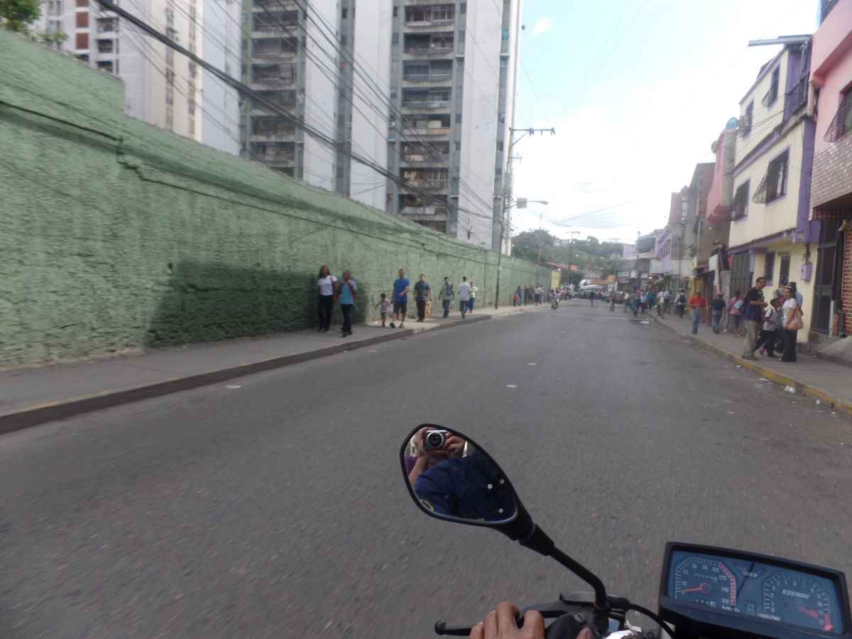 Personas caminan por Palo Verde VCML