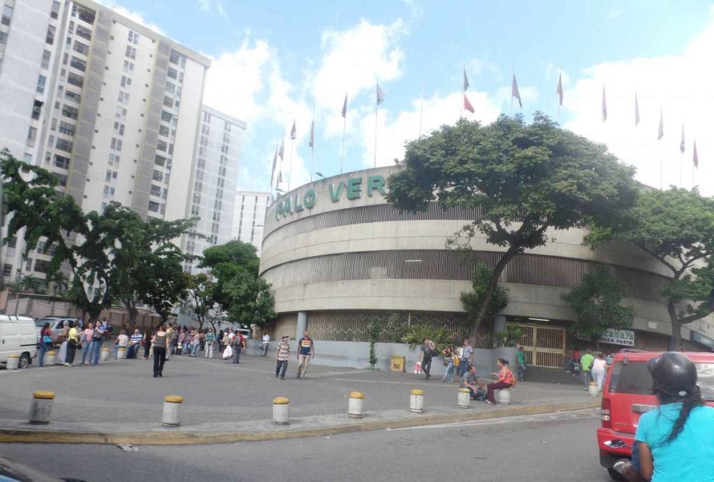 Vecinos de Palo Verde y Lomas del Ávila reportan fallas en el servicio eléctrico