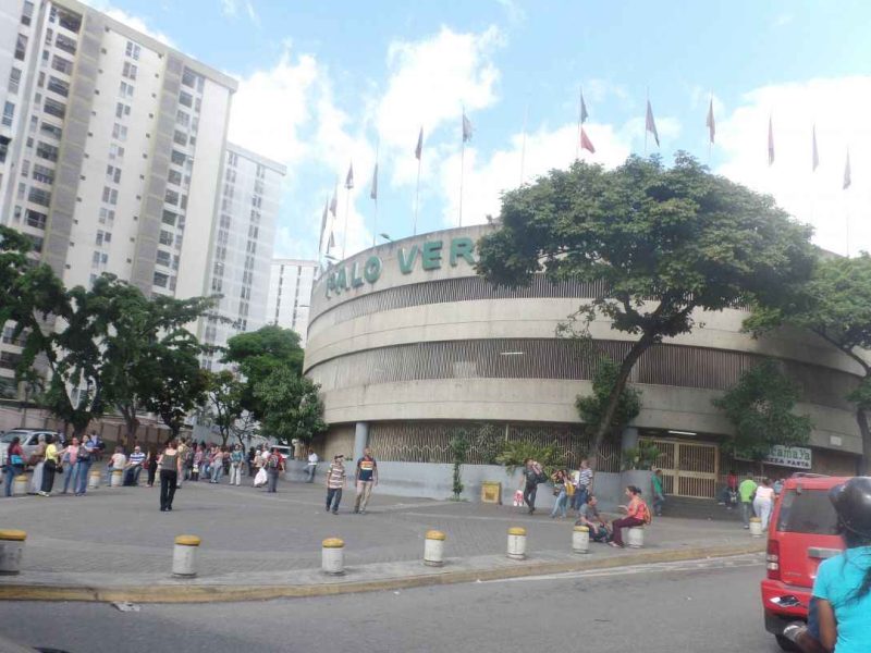 Vecinos de Palo Verde y Lomas del Ávila reportan fallas en el servicio eléctrico