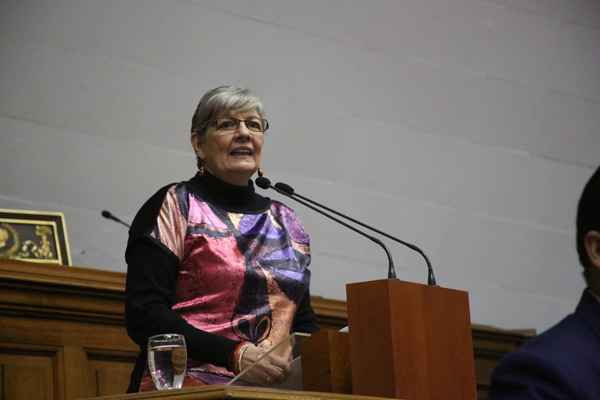Ana Elisa Osorio en la tribuna de oradores