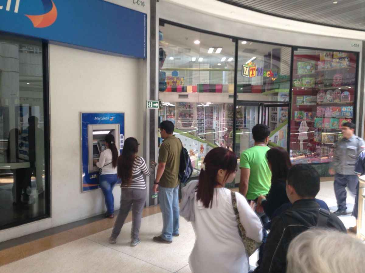 Banco Mercantil del Centro Comercial Sambil 12:03 pm 