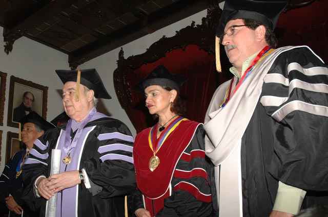 Aldemaro Romero recibiendo el Honoris Causa, Universidad de Carabobo