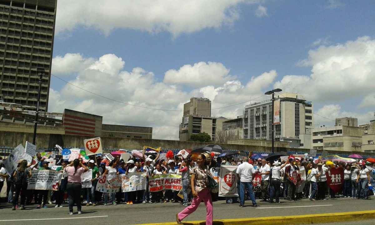 Docentes de diferentes partes del país protestaron frente al Ministerio de Educación