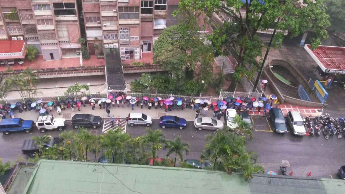 Cola Supermercado Escasez Luz Mely Reyes