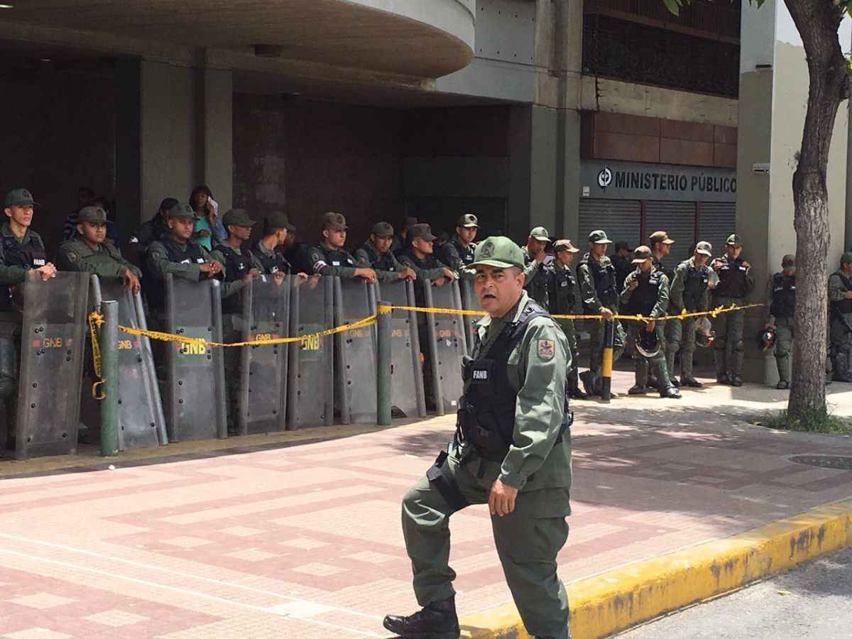 Militares afuera del Palacio de Jusiticia