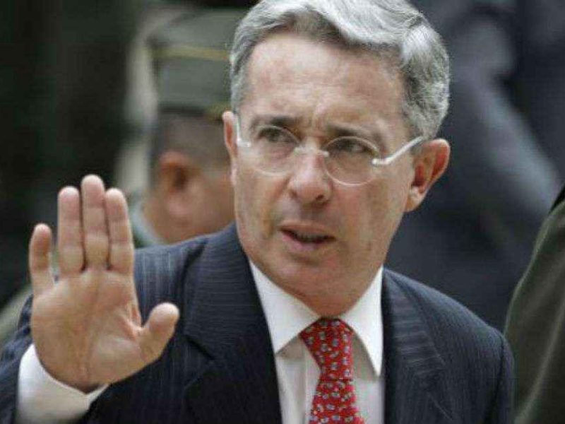 Uribe acepta reunirse con Gustavo Petro