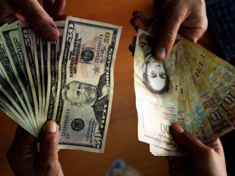 Maduro ofrece “apertura” a la banca para que abra cuentas en dólares