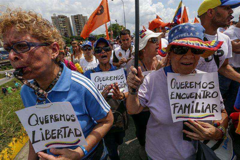 Un grupo de personas participa en una manifestación hoy, 26 de octubre de 2016.
