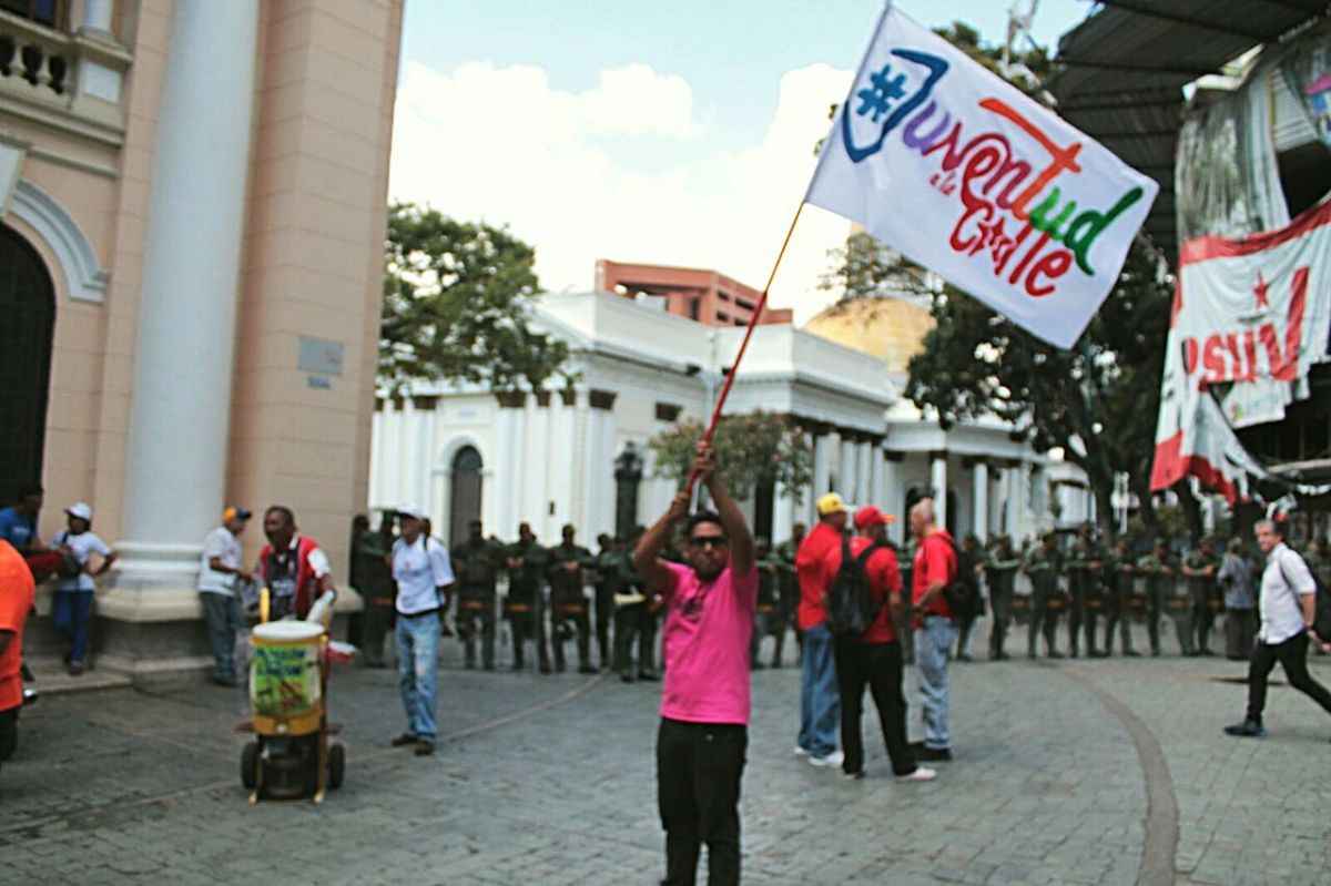 grupos-afuera-asamblea