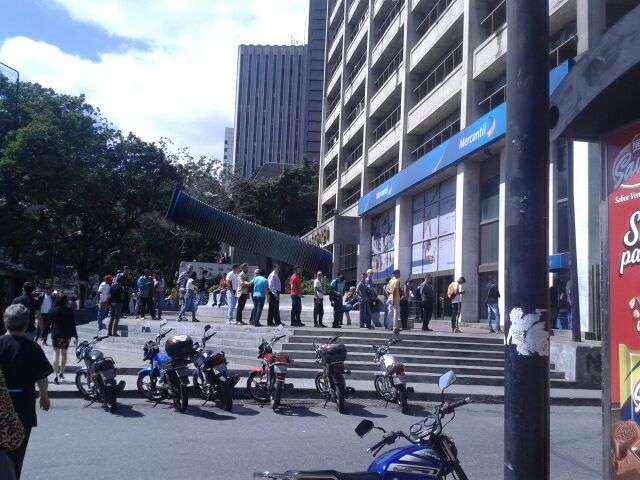 Cola para el cajero en Centro Plaza