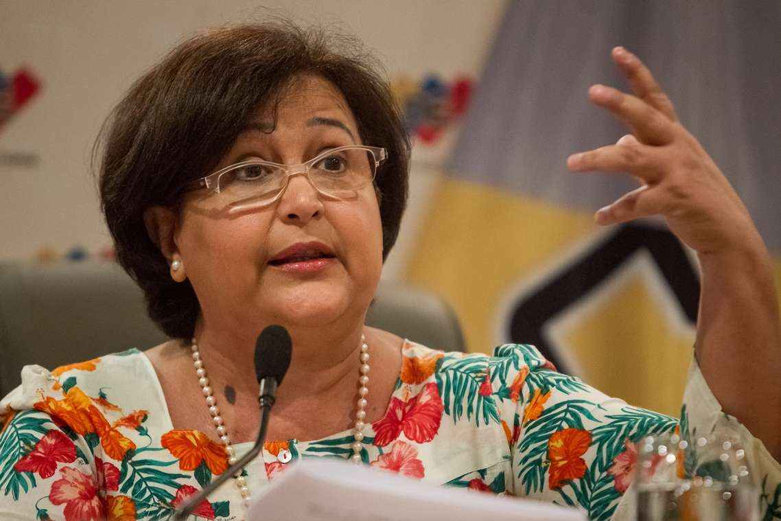 CAR01. CARACAS (VENEZUELA) 22/6/2015.- La presidenta del Consejo Nacional Electoral de Venezuela (CNE),Tibisay Lucena, ofrece declaraciones a la prensa hoy, lunes 22 de junio del 2015, en Caracas (Venezuela). La funcionaria anunció hoy que las elecciones parlamentarias en el país se celebrarán el próximo 6 de diciembre, la campaña electoral comenzará el 13 de noviembre y concluirá la noche del 3 diciembre, señaló Lucena en una declaración a los periodistas en la que no se admitieron preguntas. EFE/MIGUEL GUTIÉRREZ