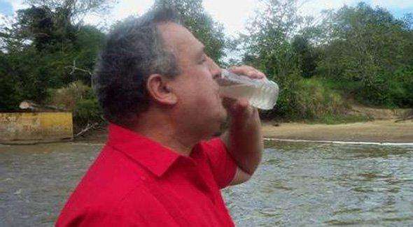 Eulogio Del Pino bebe agua del río Guarapiche en la represa de San Vicente en Maturín