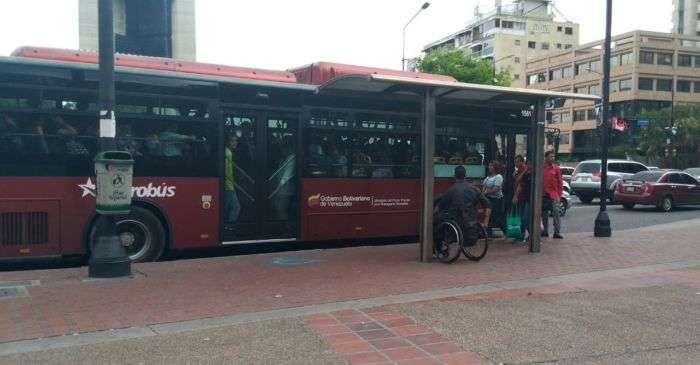 Winder Moreno espera Metrobús en Plaza Francia, Altamira.