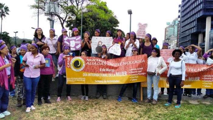 Decenas de mujeres protestaron en Plaza Venezuela por un "parao" a la ...