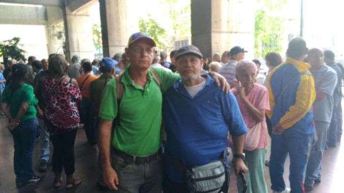 Valentín López (der) junto a José Gregorio Granadín (izq), trabajador del Hospital Luis Razetti