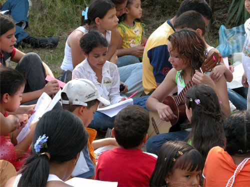 Los niños son afectados al crecer en el contexto de emergencia
