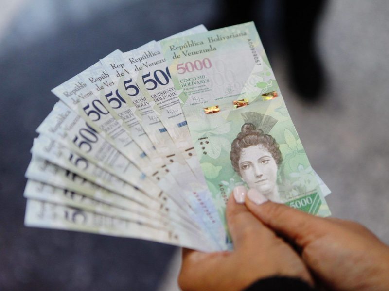 Venezuela va hacia una reconversión monetaria o a una nueva moneda en 2021, según Asdrúbal Oliveros