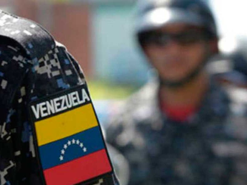 ocho funcionarios