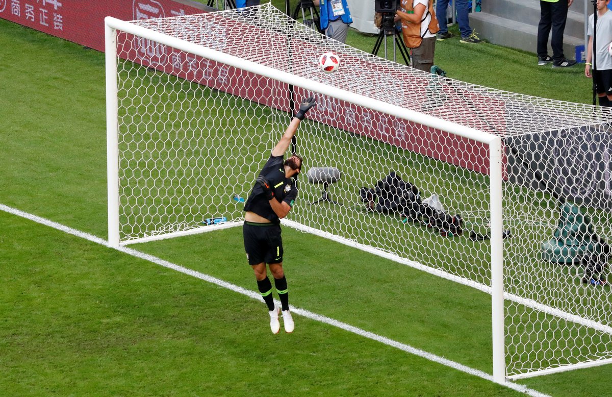 Alisson Becker despeja el balón disparado por Carlos Vela