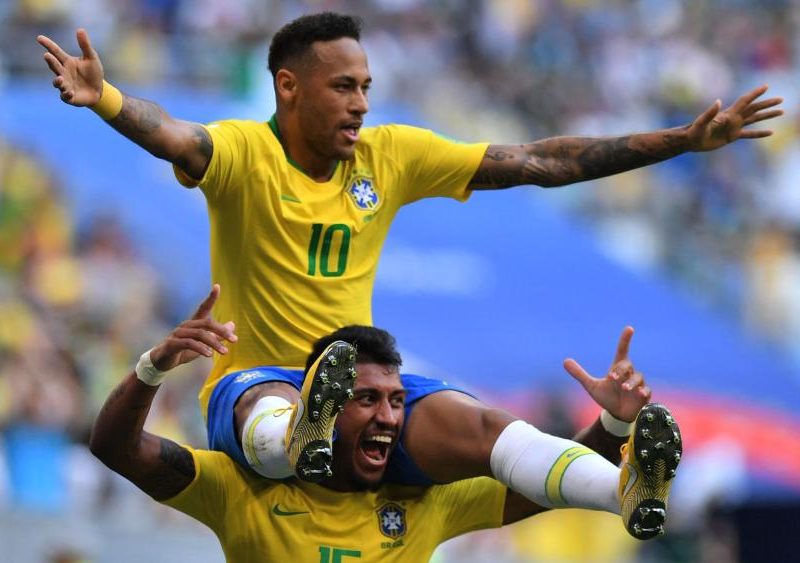 Alisson Becker despeja el balón disparado por Carlos Vela