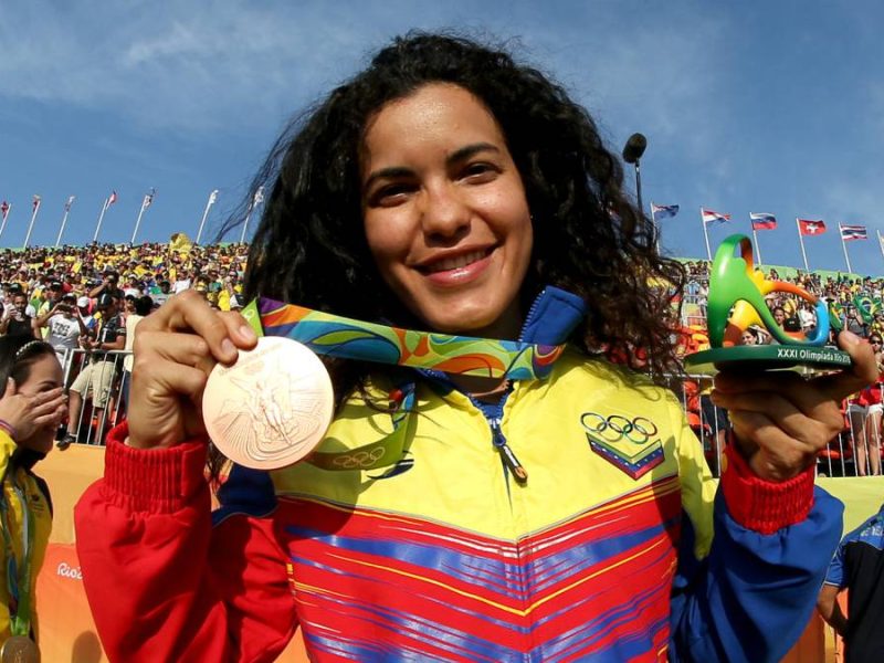 Medallista olímpica Stefany Hernández denuncia homofobia y agresión en local de Caracas