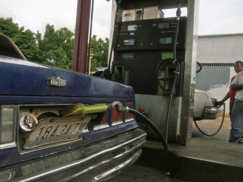 Zulianos aseguran que venta de gasolina internacional "traerá más corrupción" #CocuyoWhatsApp