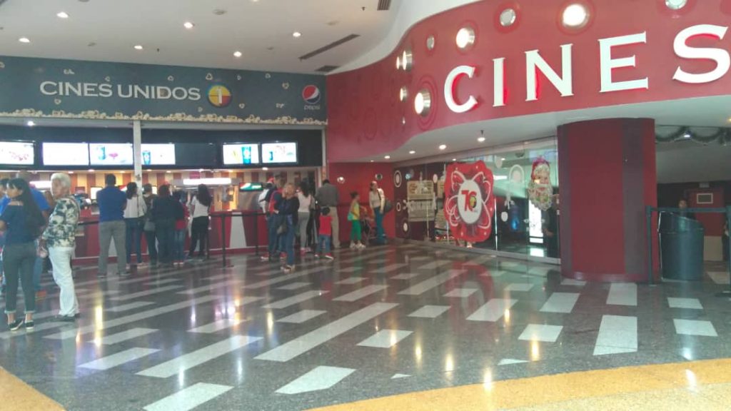 Salas de cines venezolanos reabren con películas de 2020 y boletos en dólares