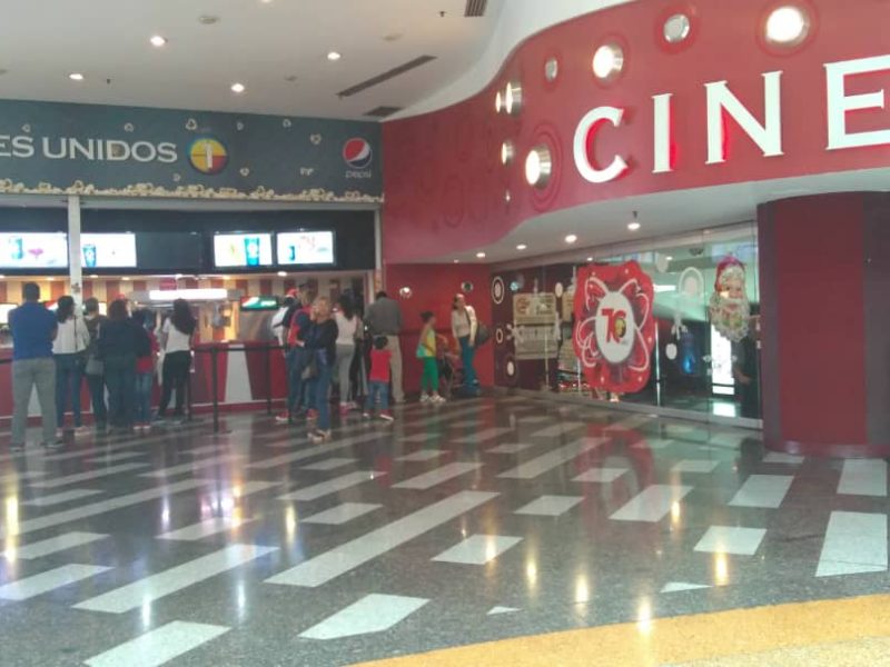 Salas de cines venezolanos reabren con películas de 2020 y boletos en dólares