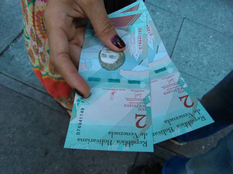 Administración de Maduro plantea un posible billete de 100 mil bolívares, según Bloomberg