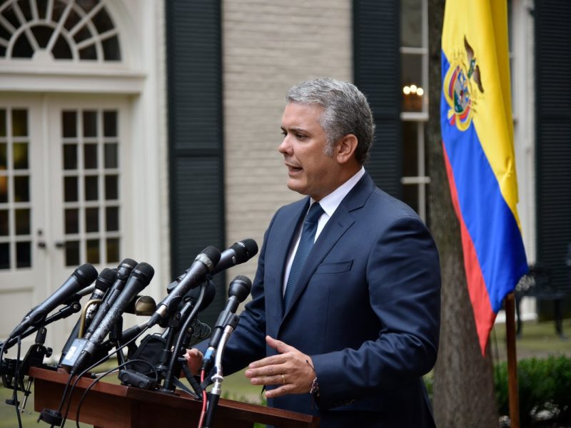 Duque considera "inadmisible" espionaje del Ejército colombiano a periodistas