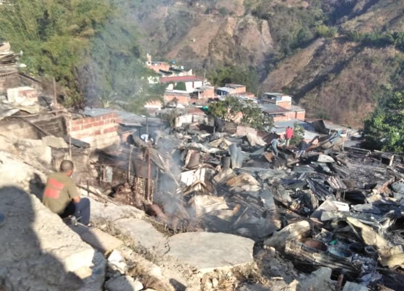 Adultos San Isidro Petare Incendio casas damnificados