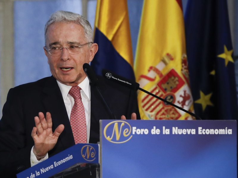 Uribe dice que acuerdos militares China-Venezuela son amenaza para Colombia