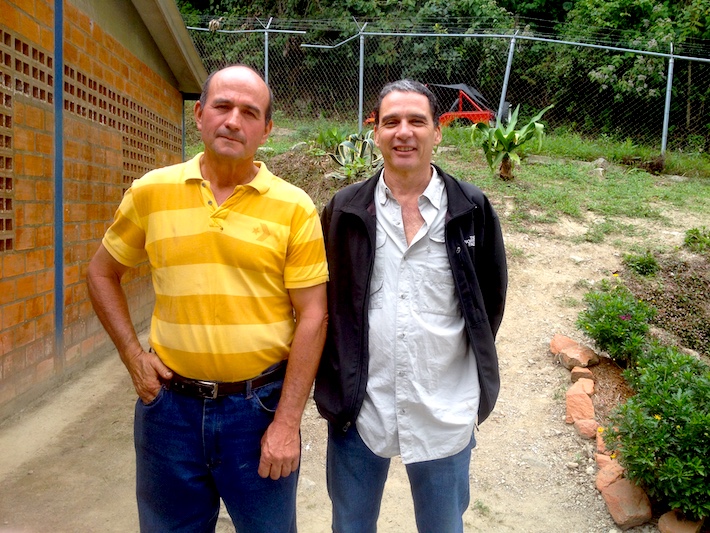 Productor Alfredo Cárdenas conversa con José Ruiz de la empresa Tierra de Gracia, comprador de café. Foto: Provita.