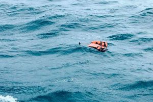 Un bote con migrantes se volcó en las costas de Libia
