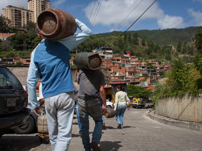 Maduro dice que presidente de Pdvsa Gas Comunal "privatizó las gandolas"