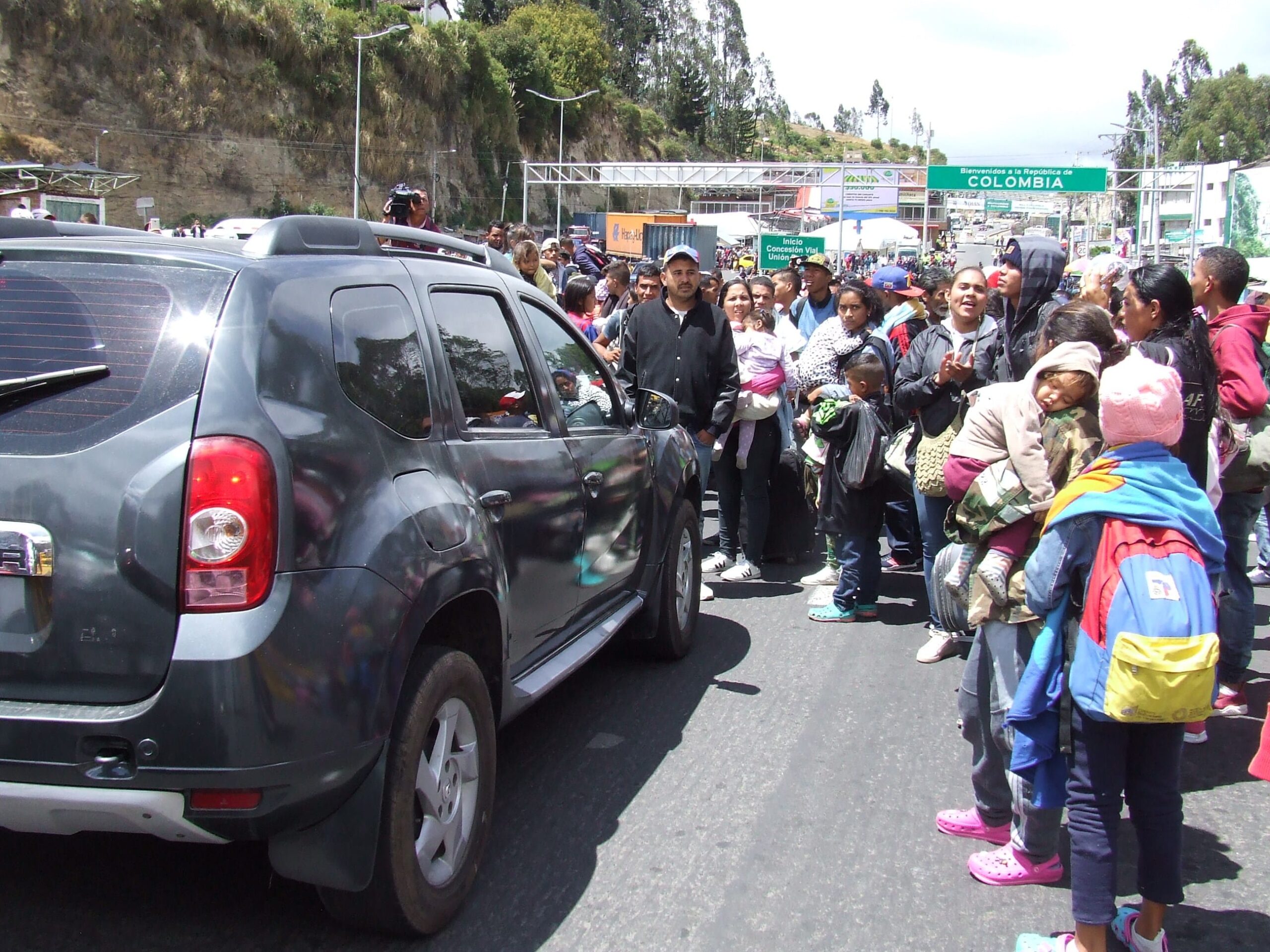 Cientos de venezolanos bloquean el paso en la frontera entre Ecuador y ...