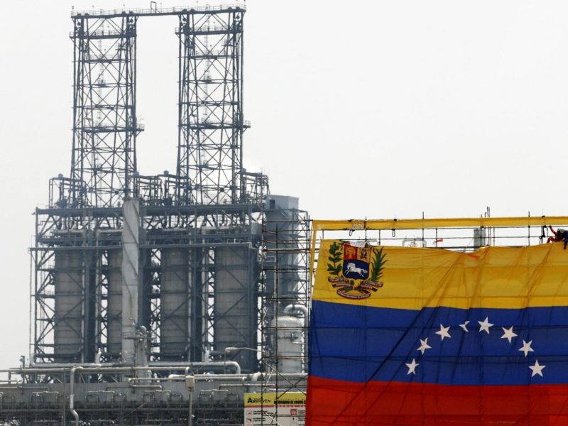 El petróleo venezolano alcanza mínimos históricos y cierra en 9,66 dólares