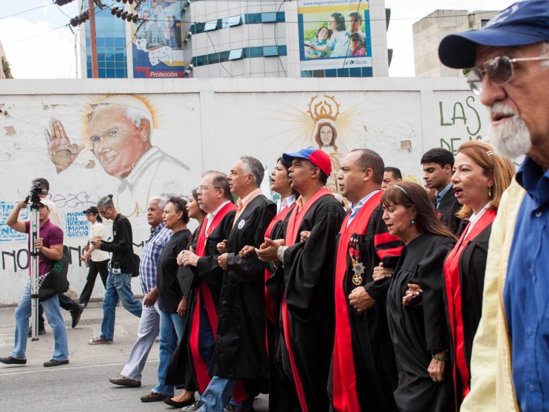 Magistrados y jueces superiores jubilados marchan de la mano con trabajadores tribunalicios activos