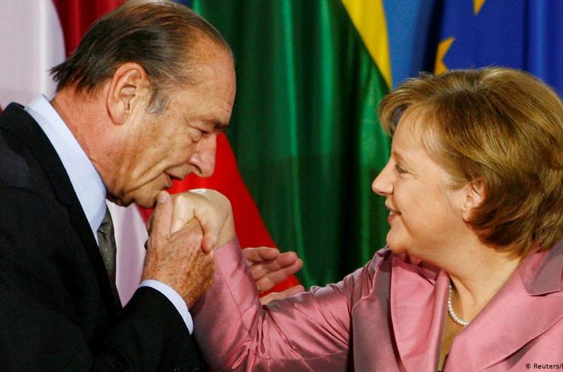 El expresidente francés Jacques Chirac junto con la canciller alemana