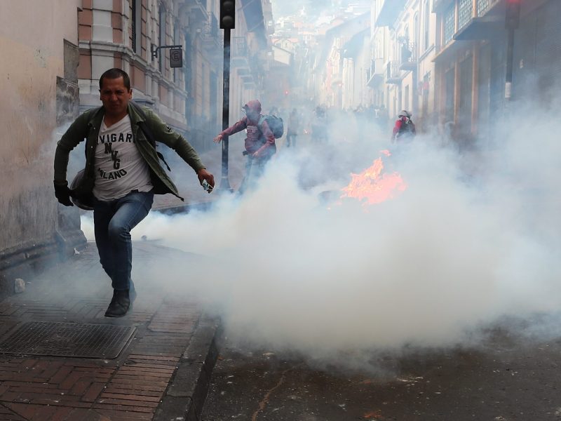 Las protestas en Ecuador siguen aumentando. A los periodistas los militares los forzaron a desalojar el palacio presidencial