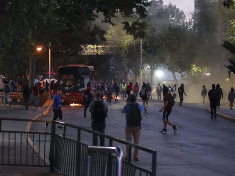 Disturbios y protestas en Chile por el aumento del ticket del Metro de Santiago