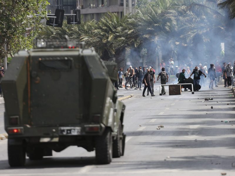 Chile se militariza para tratar de contener la violencia
